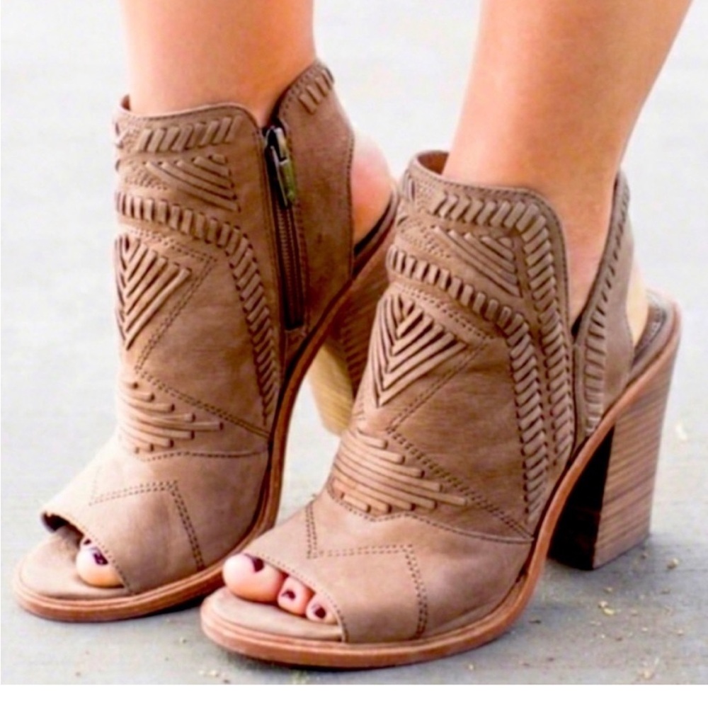 New! Vince Camuto Beige Tan Taupe Karinta Open Toe Block Heel Bootie Sandals 9